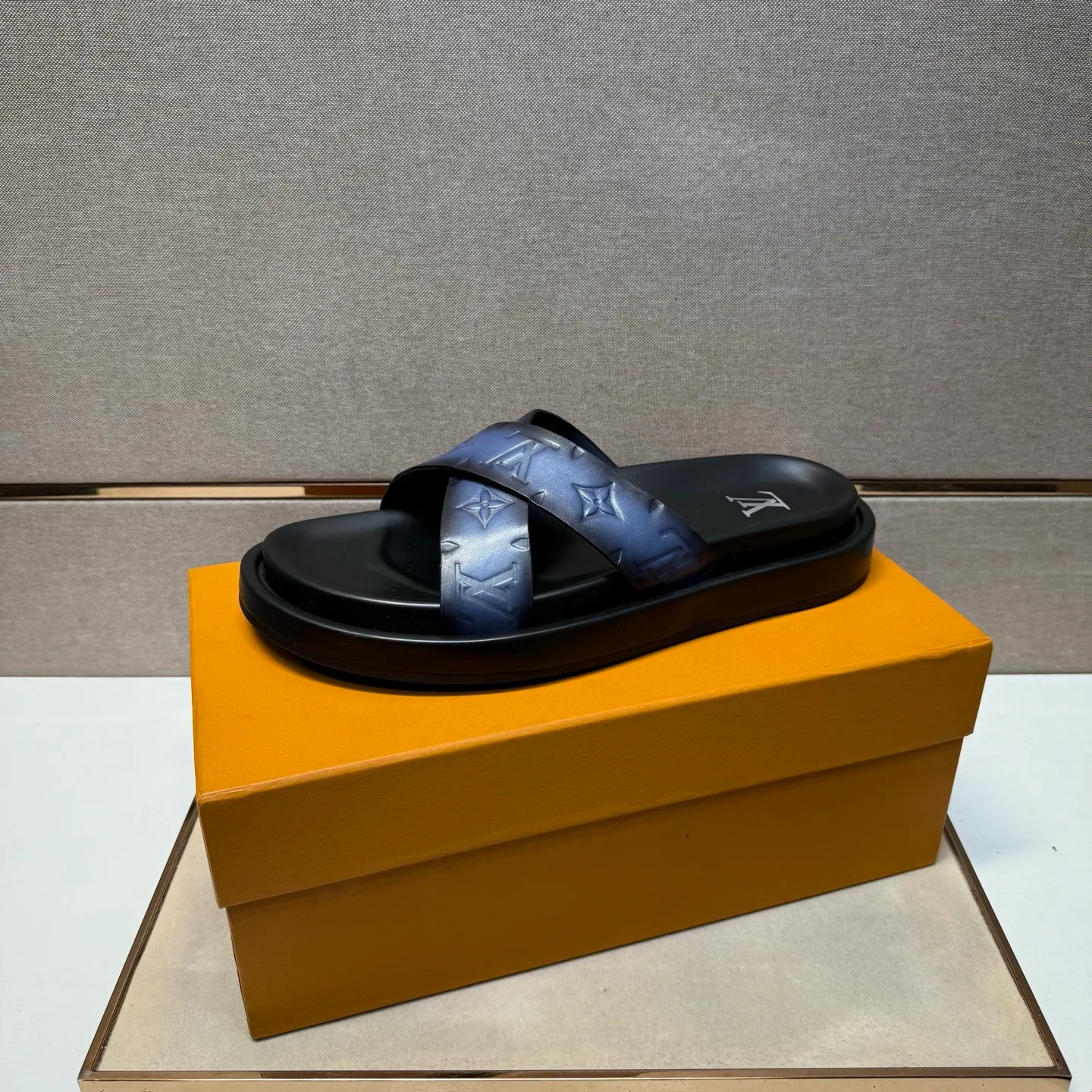 ⬛️Men's shoes 💰p400 [LV～] Men's casual slippers 2025z cabinet sales simultaneously 🔶Size: 39-44#️⃣ 🔷2 colors🔜The upper is made of cowhide stitching➕Genuine leather lining, comfortable and breathable, sole: original comfortable and wear-resistant outsole, ⚠️Real 📱Photographed🎬The real thing is better📢📢📢